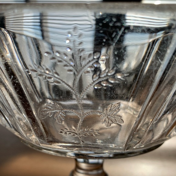 Antique 1885 American Bryce Higbee EAPG pattern glass ‘Sprig’. Pedestal bowl. - Picture 4 of 6